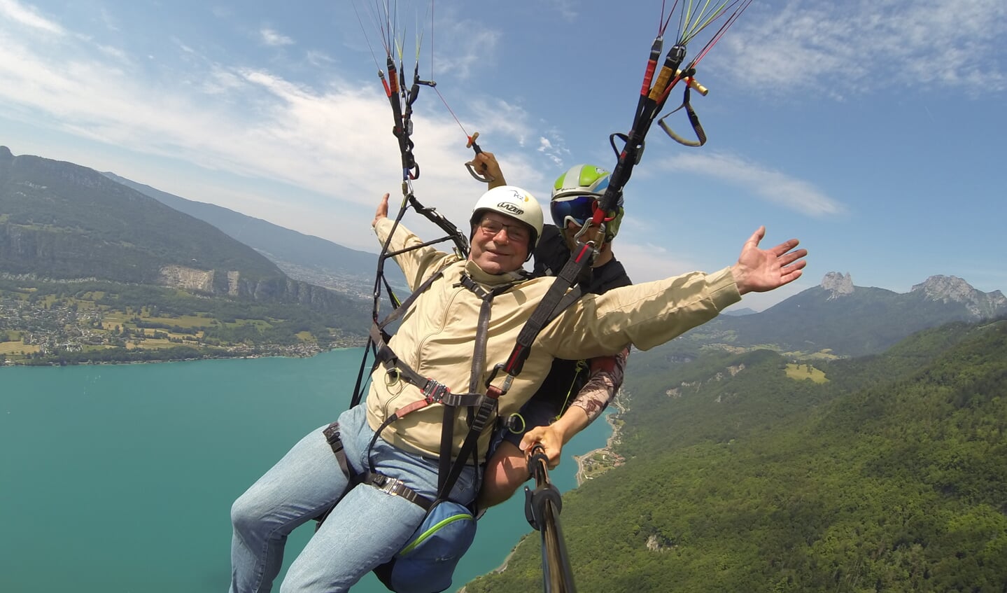 Paragliden boven het meer van Annecy.