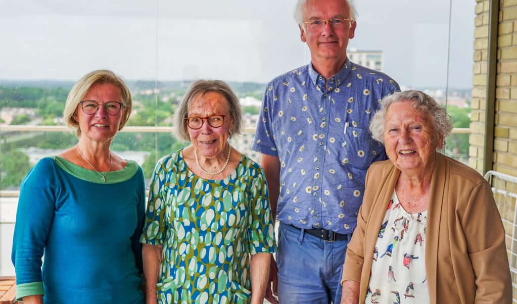 De PlusBus033 is er al tien jaar voor alle zestigplussers in Amersfoort. Op de foto van links naar rechts: Marianne Broersma, Margje Scholten, Tjerk Broersma en Ida de Jager.