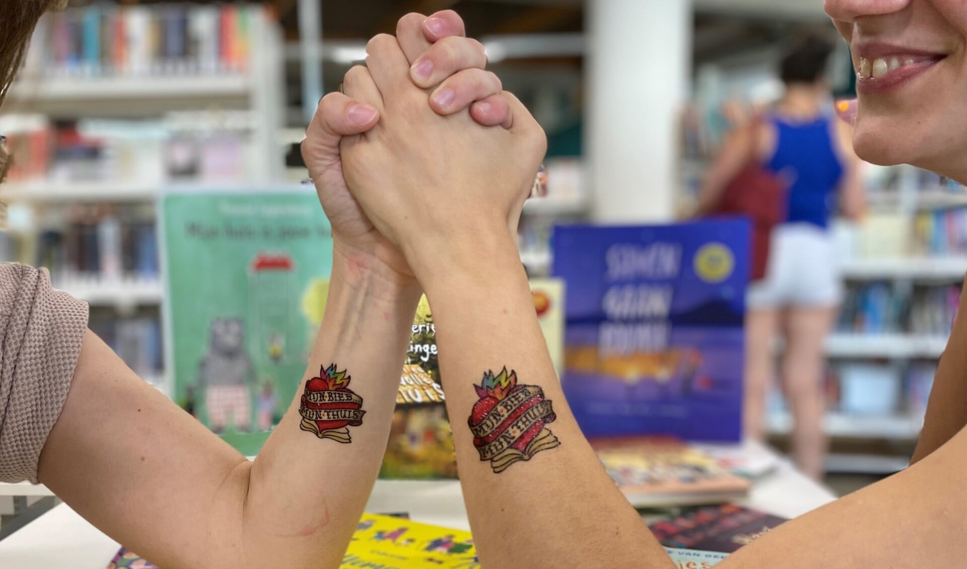Tijdens het Kinderboekenweekfeest zijn er plaktattoos voor alle kinderen