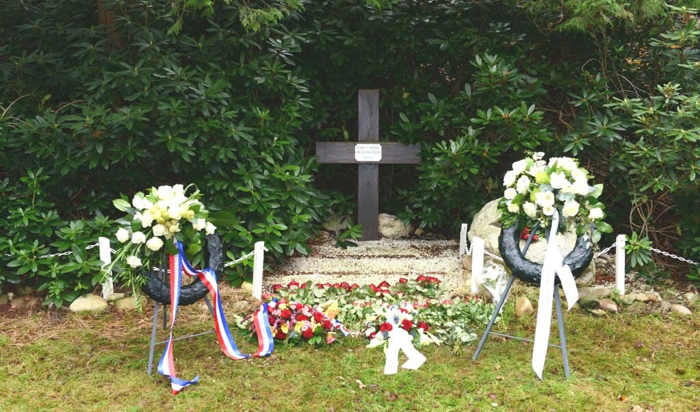 Het monument op de vliegbasis Soesterberg dat herinnert aan de 33 gefusilleerde verzetsstrijders.