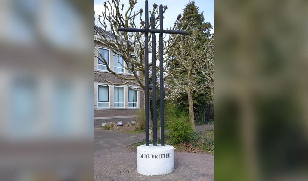 Het monument Om de Vrijheid op het Odijkplein met enkele van de 33 plataanbomen die herinneren aan 'de 33 van Soesterberg
