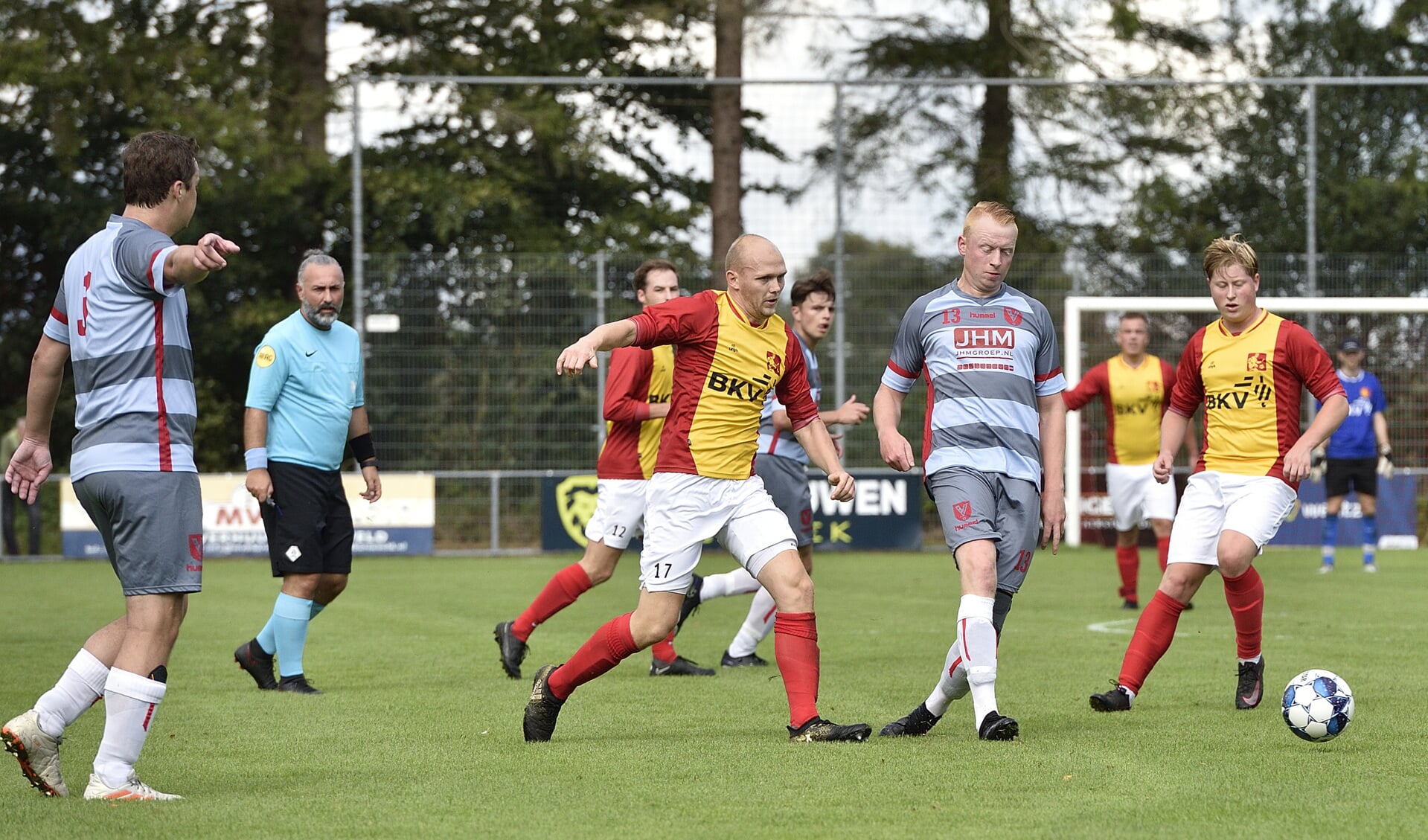 De Veluwse Boys spelers Reinier kok en Lucas van den Hoorn (rechts) jagen een tegenstander van Hulshorst op.
