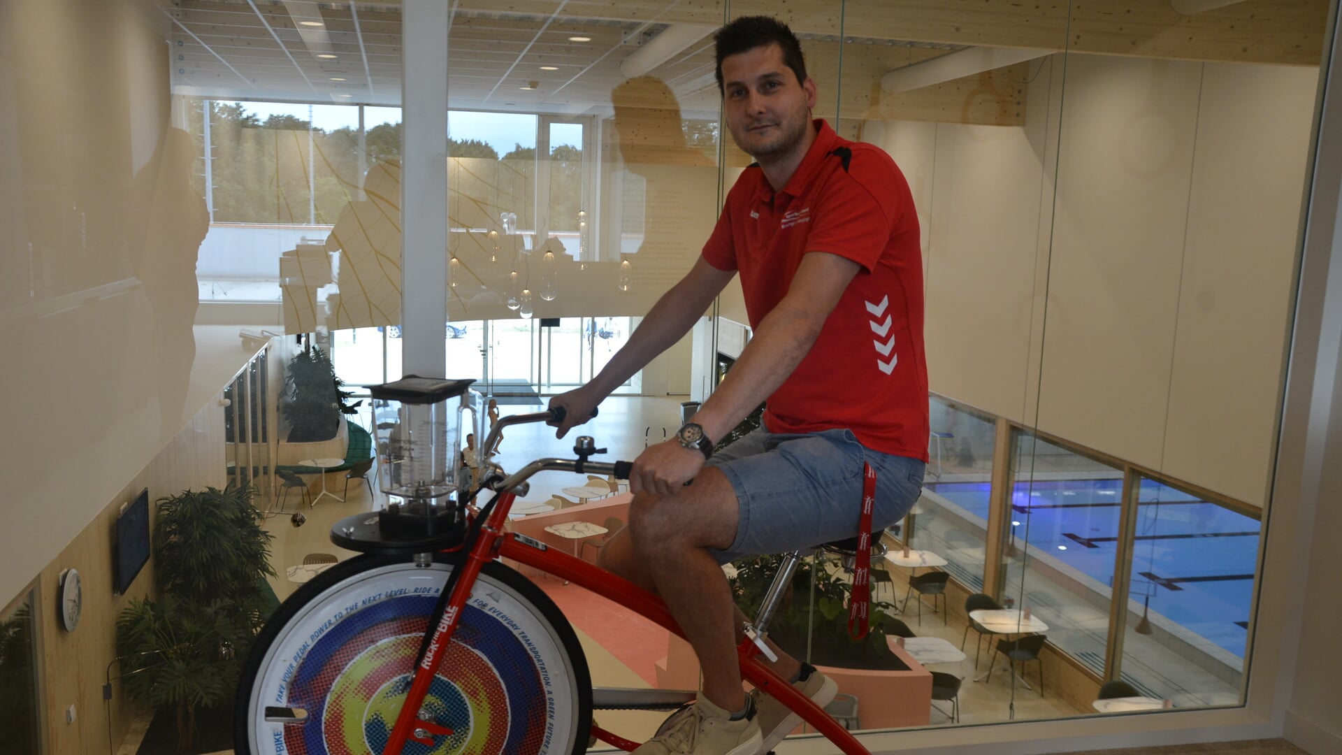 Stefan actief op de smoothiefiets. Foto: Dick van der Veen