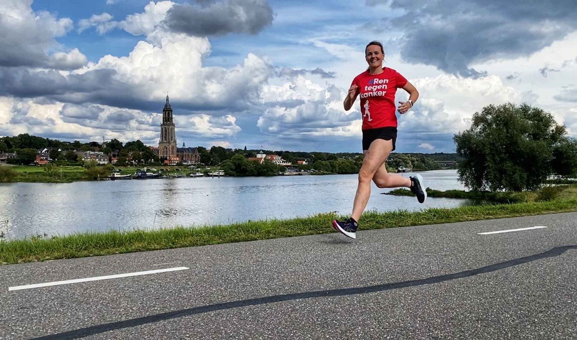 Siska Groen-van Wamel al trainend op de Betuwse dijken voor de marathon tegen kanker. 