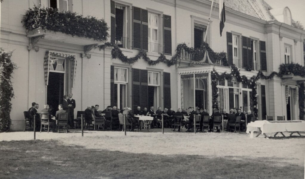 Deze oude foto is genomen in 1938, het huis was versierd voor de bewoner van destijds: burgemeester van Leusden J.K.H de Beaufort. 
