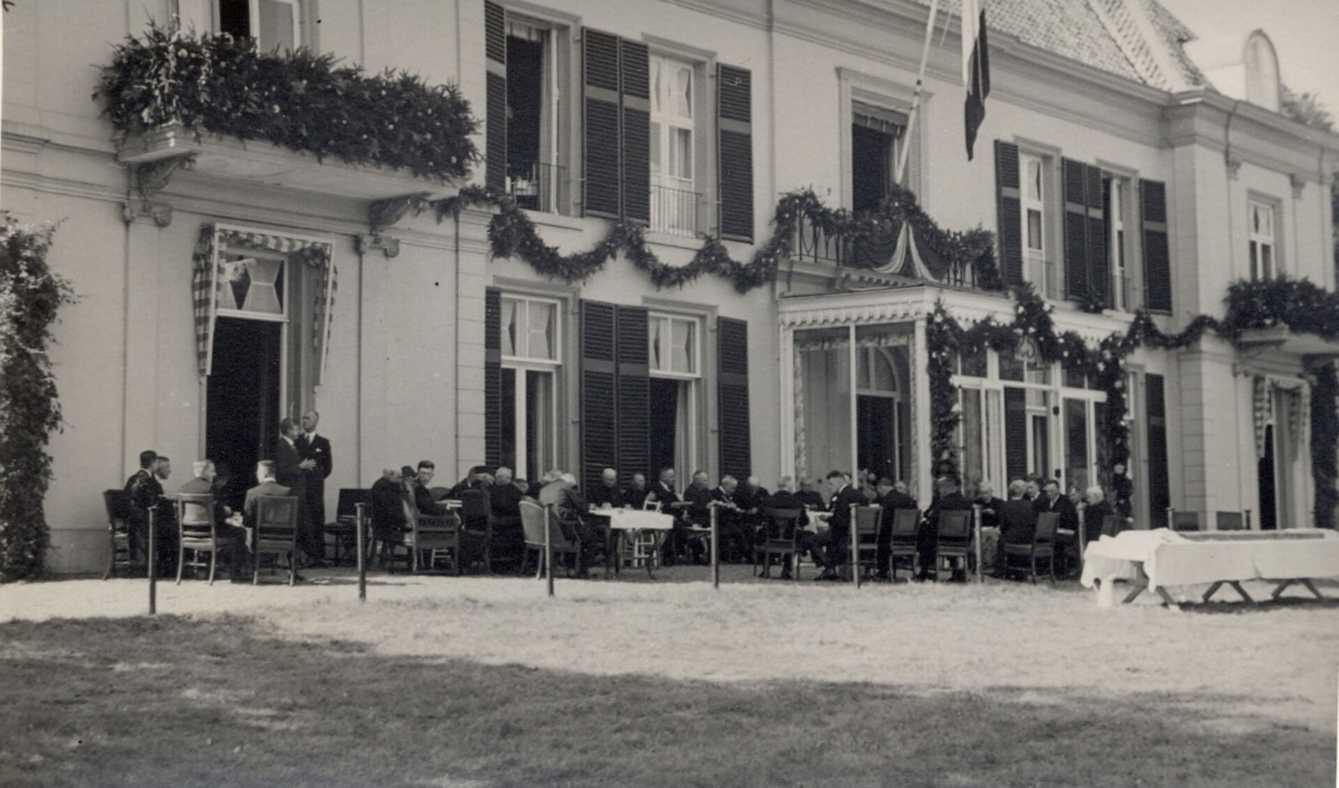 Deze oude foto is genomen in 1938, het huis was versierd voor de bewoner van destijds: burgemeester van Leusden J.K.H de Beaufort.