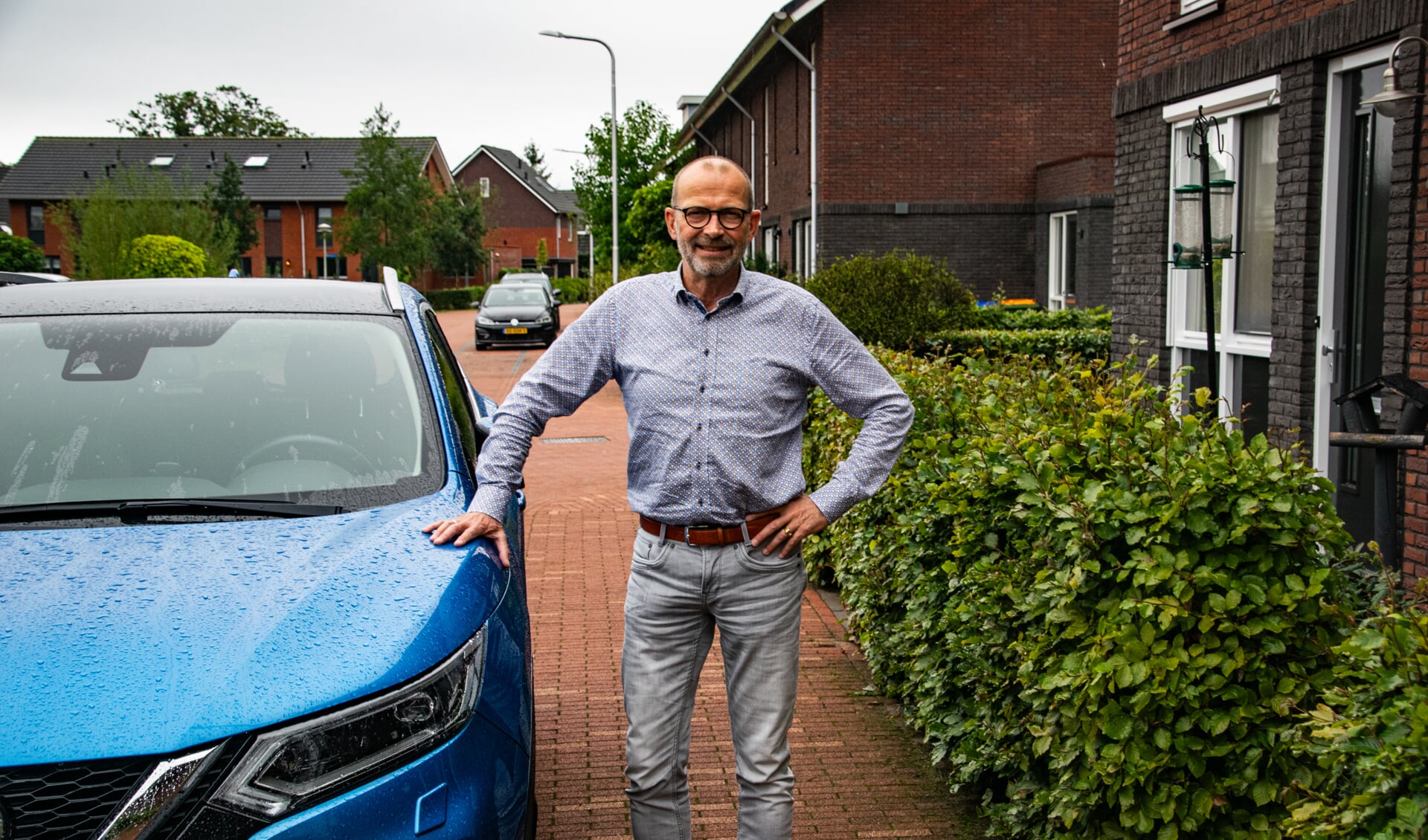 Jaap Koole wil zijn auto opladen met eigen stroom, maar dat mag niet omdat de laadkabel dan over de stoep moet lopen.