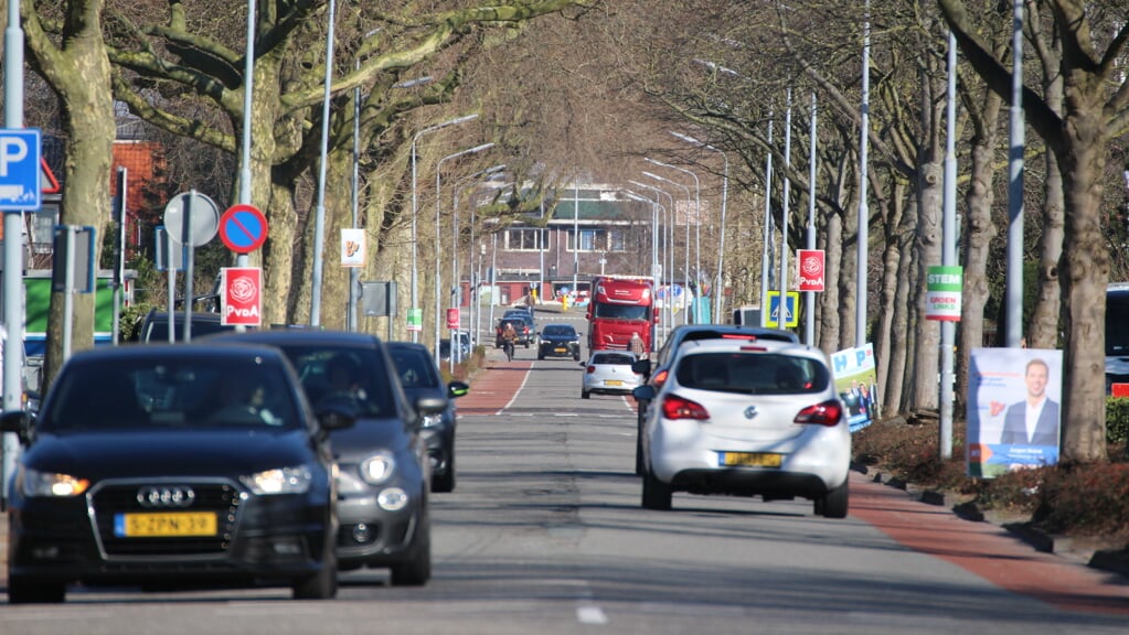 De Sloterweg als kaarsrecht lint door het dorp, maar niet geschikt voor zwaar vrachtverkeer.