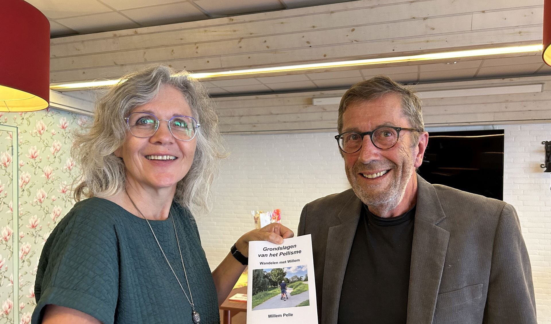 Auteur Willem Pelle met Brigitte Jacobs, directeur Langdurige Zorg van Rivas Zorggroep. 