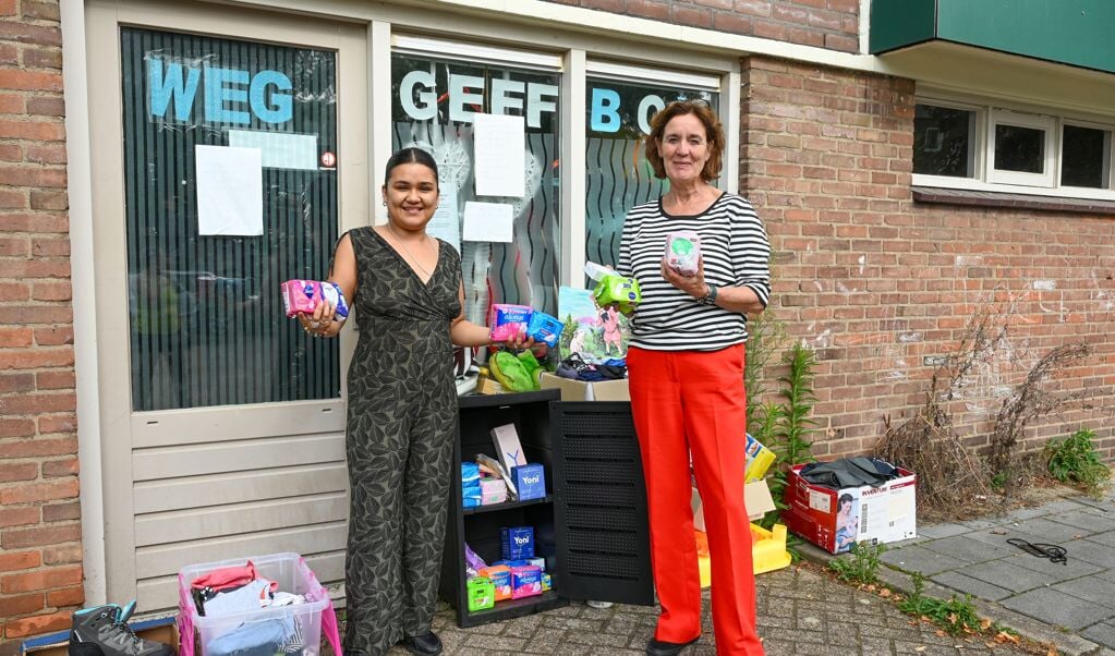 Soraya Lartey (l) en Odile Bekkering bij de Weggeefbox aan de Vermeerlaan.