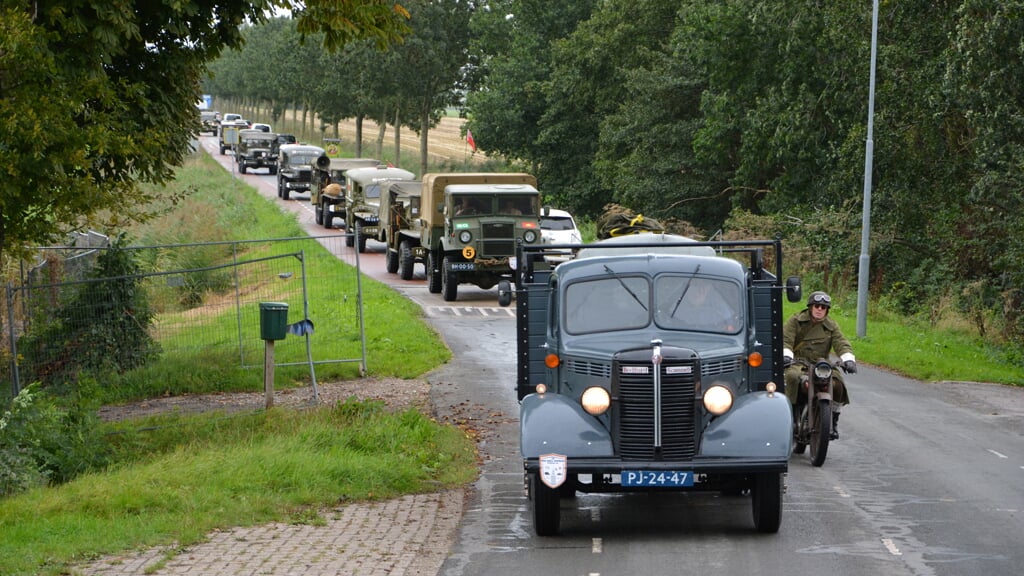 De historische rondrit ‘Red Ball Express’ trekt als lint door Haarlemmermeer.