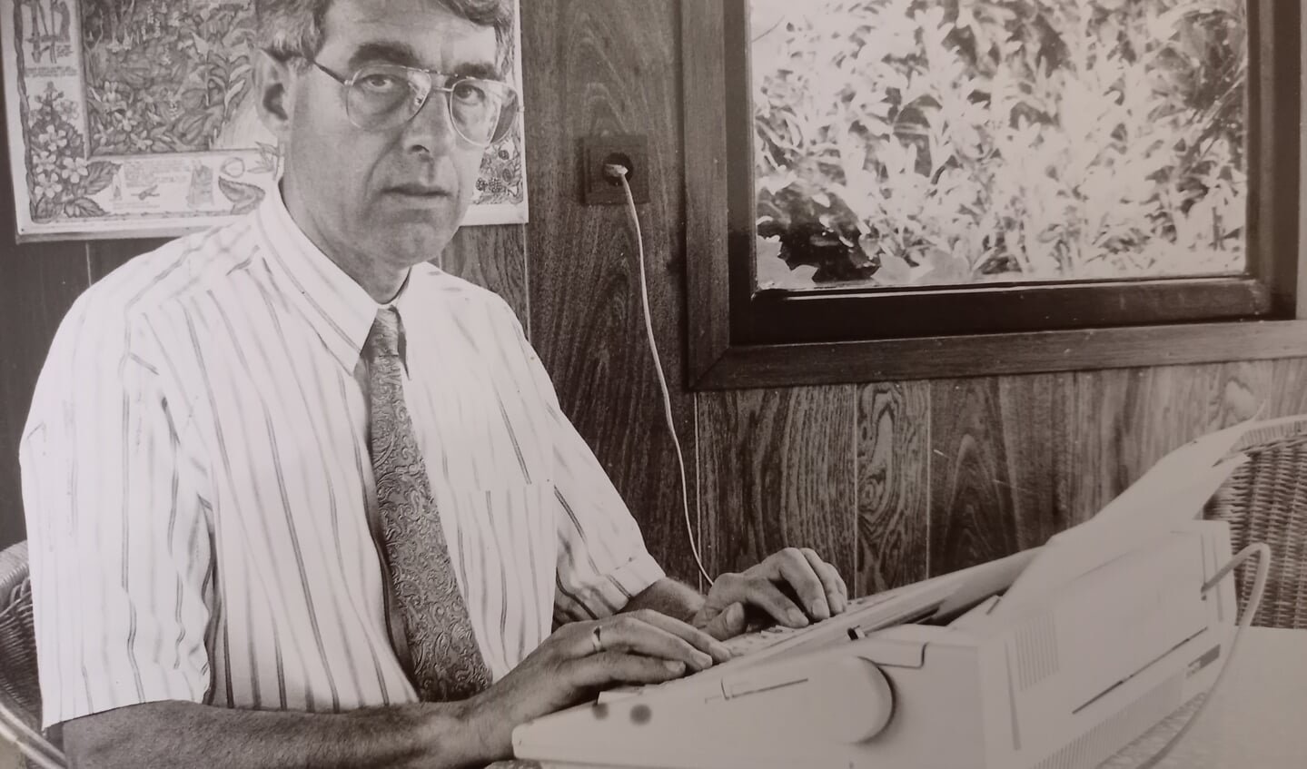Jan Bosch in 1988, bezig aan zijn zoveelste boek.