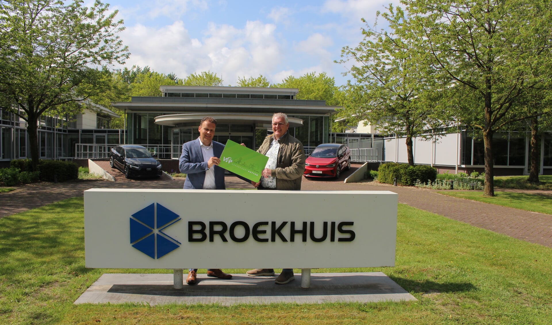 Vestigingsdirecteur Peter Hopman (foto, links) van Broekhuis Ford Nijkerk en Henri Stoffelsen namens WCP.