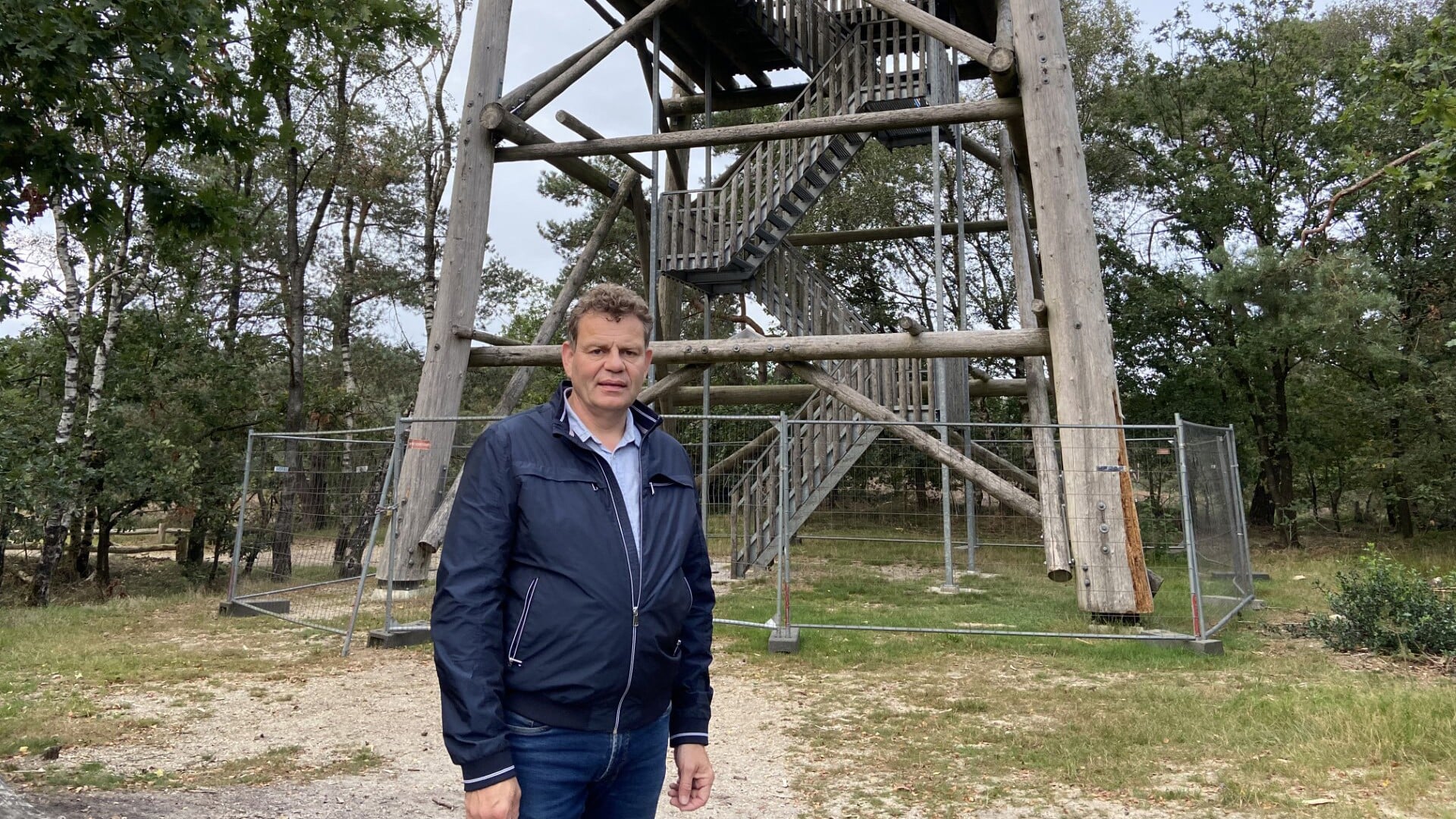 Marcel van Klompenburg bij de afgesloten uitkijktoren aan de Stakenberg. Foto SGP