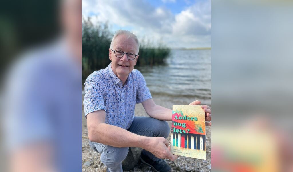 Ro Romijn met zijn boek 'Anders nog iets' 