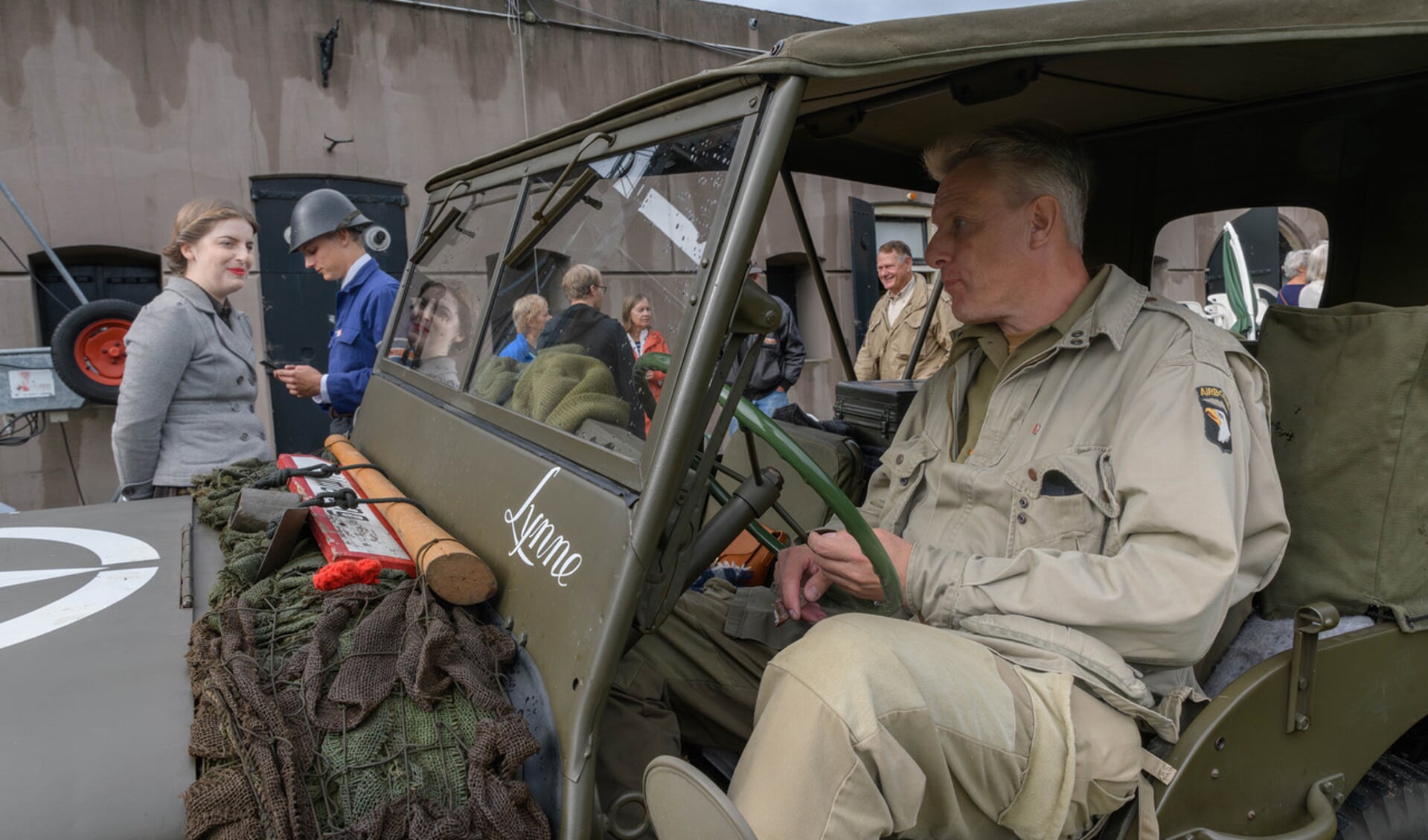 Deze chauffeur zit klaar voor de 21ste rit van authentieke voertuigen uit de Tweede Wereldoorlog door de polder.