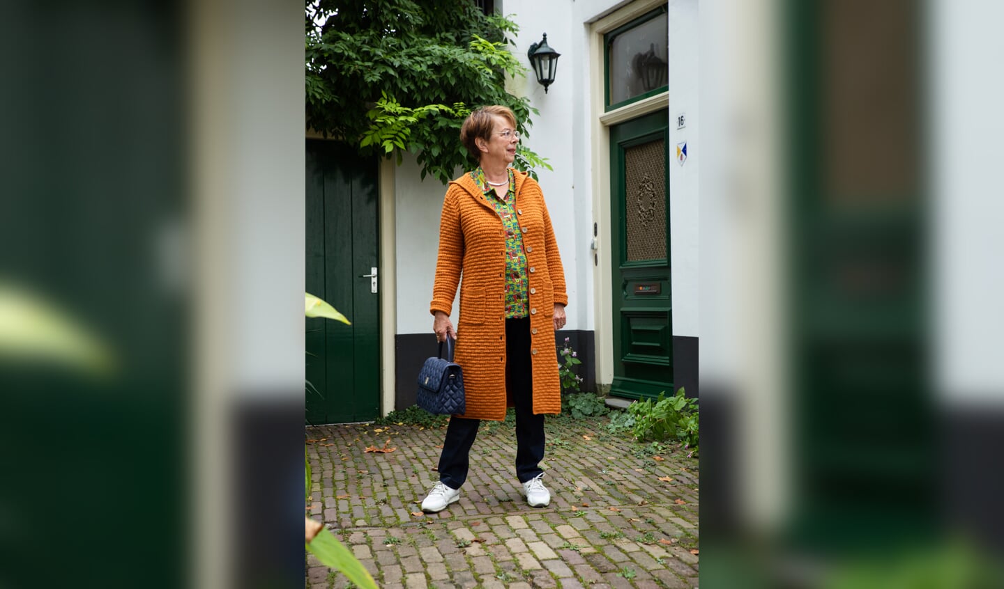 Betsy in een vest van Zilch, blouse van Bakery Ladies en jeans Red Button