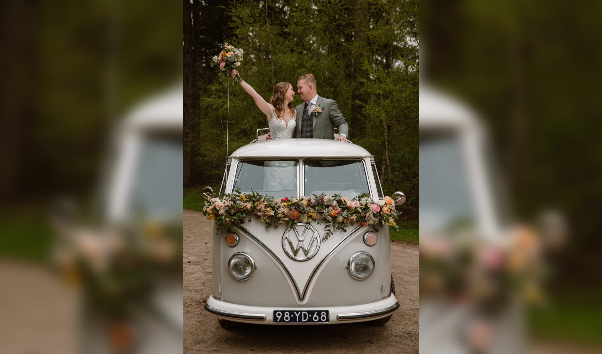 ,,Wij, Yanick en Joanne Roelofsen uit Barneveld, zijn dit jaar getrouwd op 28 april. De foto is gemaakt bij het Wekeromse Zand. Yanick had als verrassing een leuk Volkswagenbusje geregeld, dus hier konden we op de parkeerplaats van het Wekeromse Zand al de eerste mooie foto’s mee maken. De rest van de trouwrapportage vond in het bos en op het zand plaats. We hebben een prachtige dag gehad!''