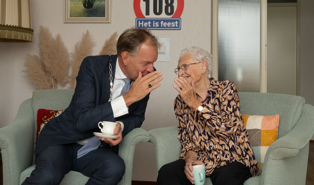 Mevrouw Jaan Hartog uit Baarn had vanochtend burgemeester Mark Röell op bezoek voor haar 108e verjaardag.
