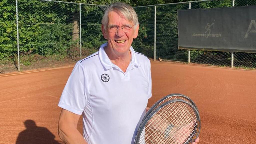 Wethouder Victor Frequin (Sport en Bewegen) is nog volop actief in de senioren-tennis-competitie.
