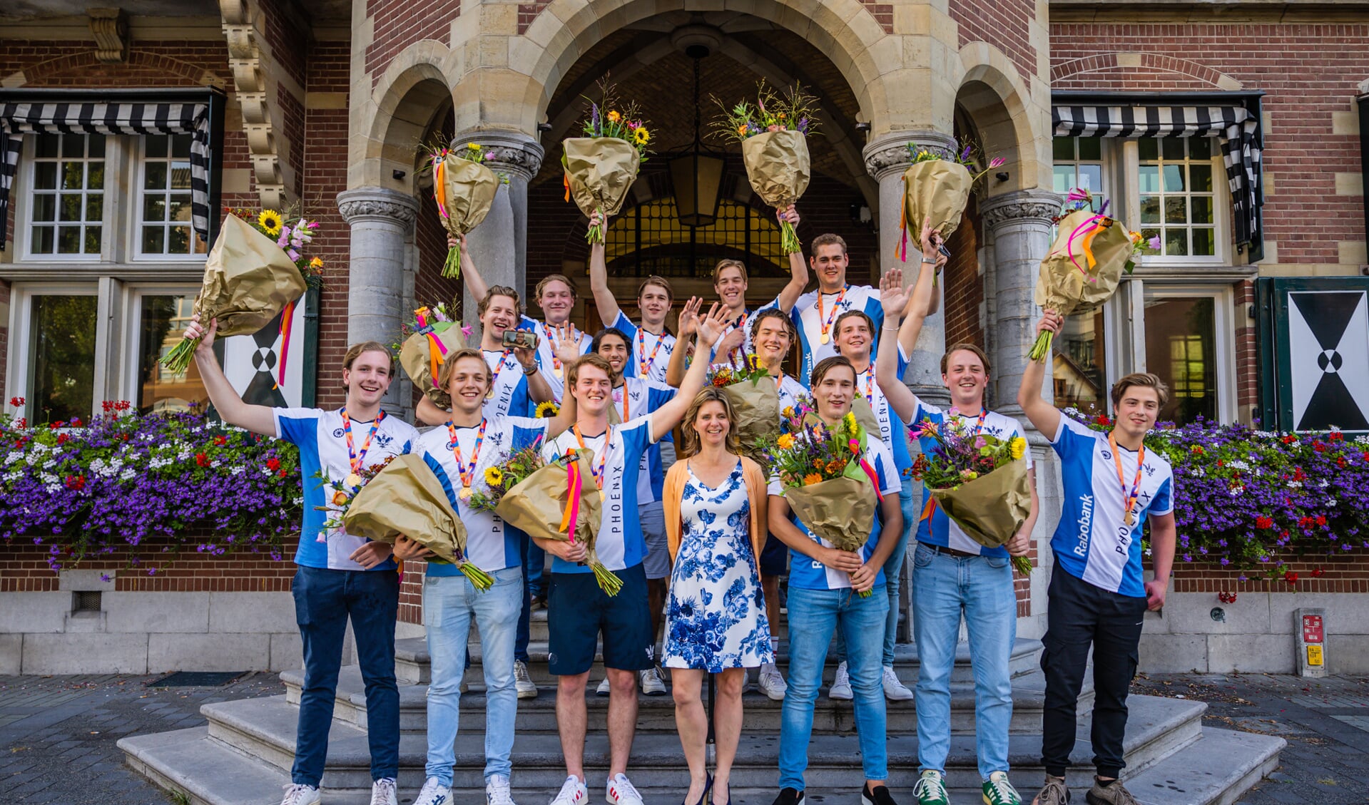 De landskampioen met sportwethouder Welting voor het gemeentehuis van Zeist.