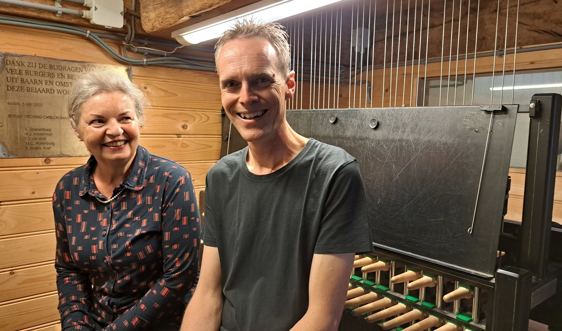 Erica Kreijns en Bauke Reitsma samen in de Paulustoren bij de beiaard. 