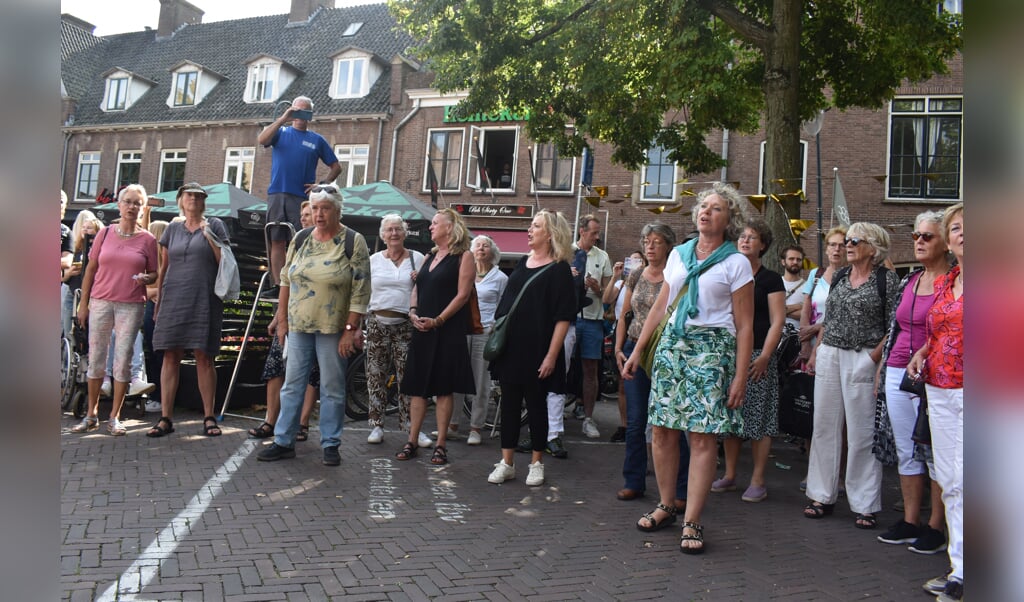 De Flashmob begon met kleine groepjes zingende mensen op de markt.