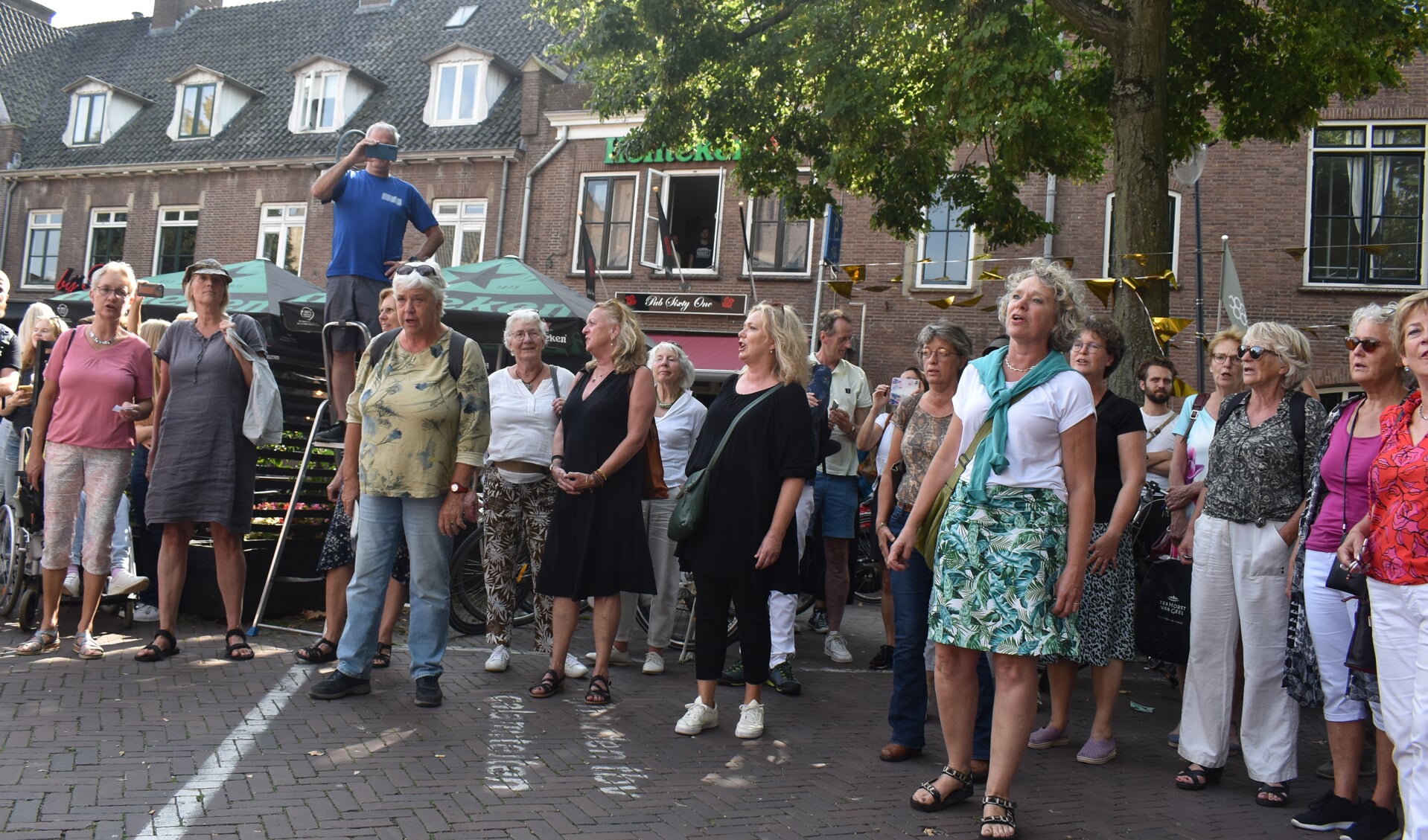 De Flashmob begon met kleine groepjes zingende mensen op de markt.