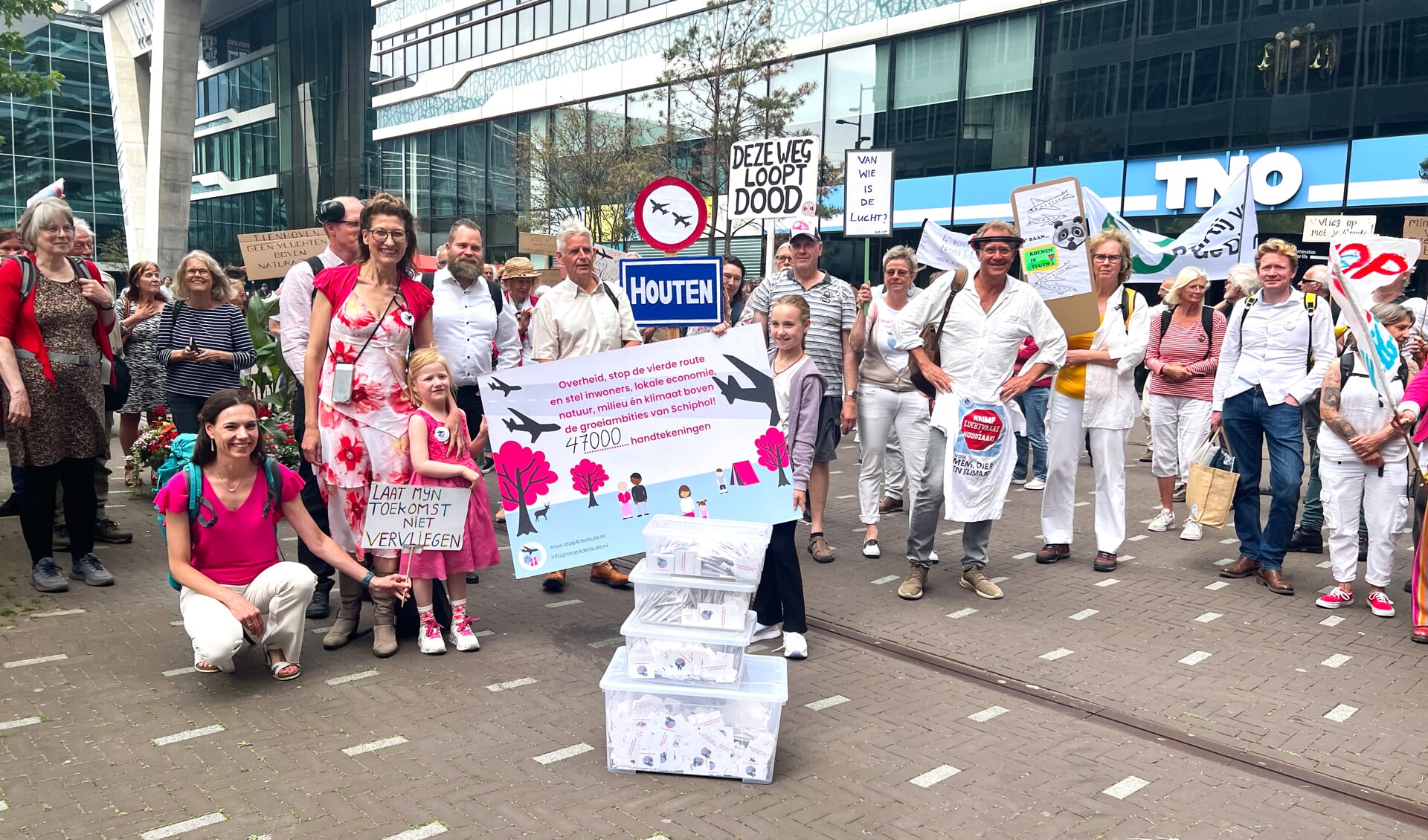 Op 27 juni werden 47.000 handtekeningen aangeboden aan de Tweede Kamer.
