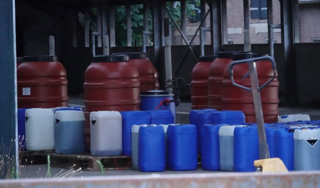 In een stal aan de Nijkerkerweg in Barneveld werd afgelopen zomer een grote hoeveelheid drugsafval gevonden.