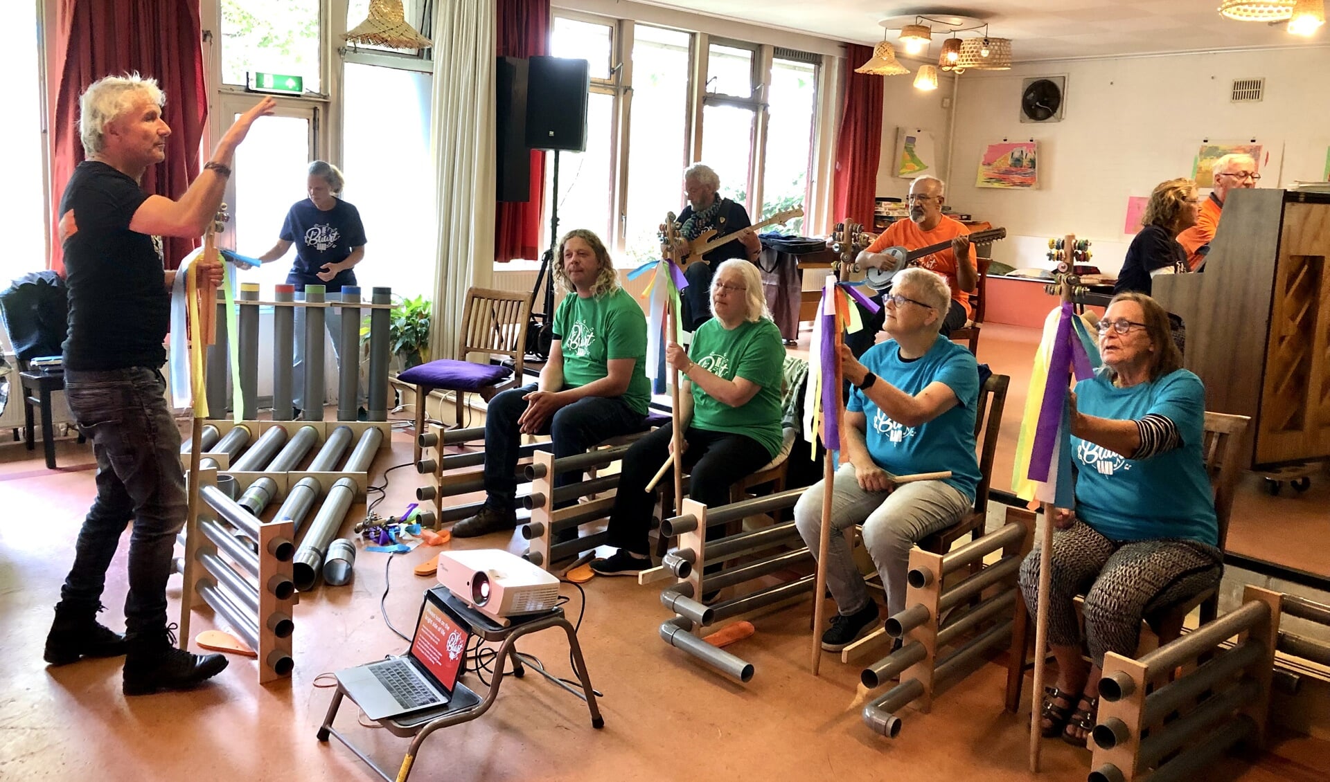 Met flessendoppen en regenpijpen wordt swingende muziek gemaakt.
