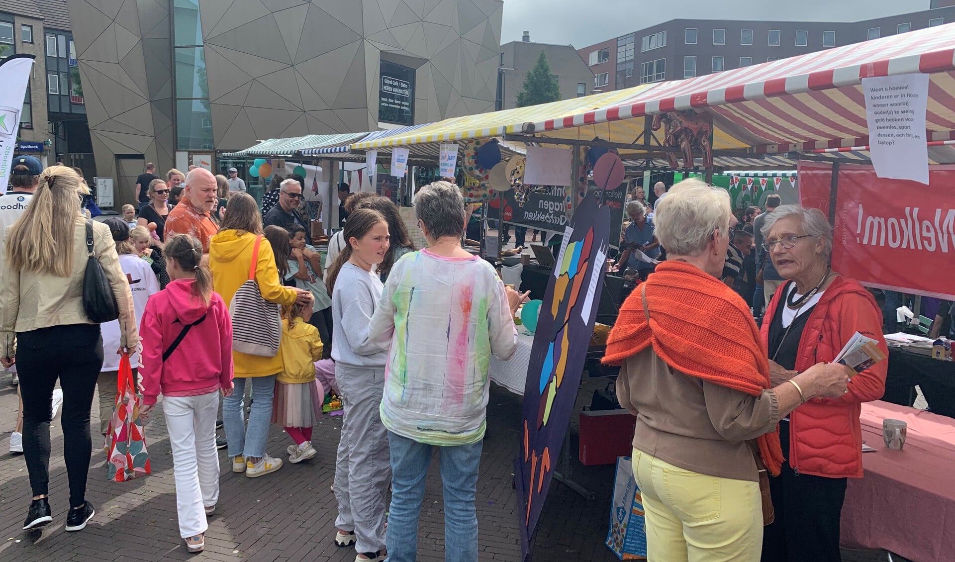 Gezellige drukte op Activiteitenmarkt
