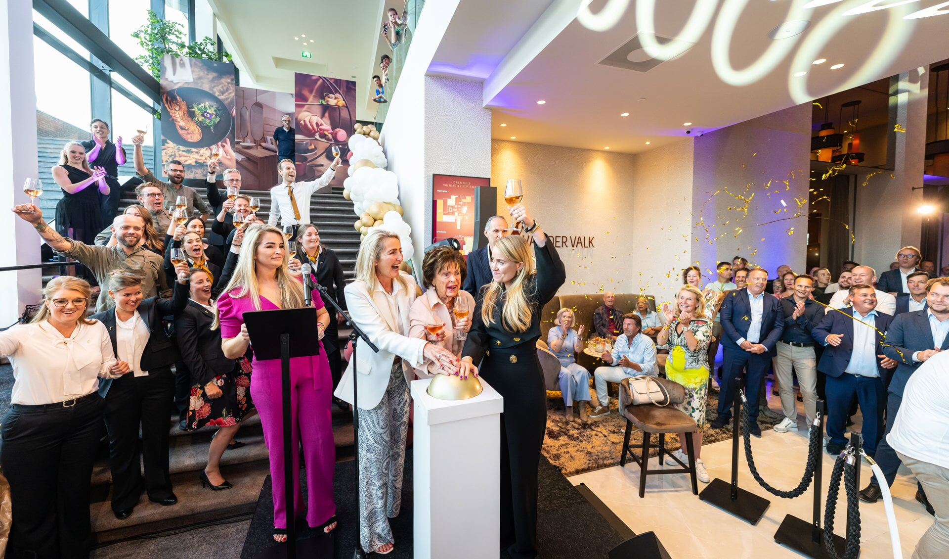 Drie generaties Van der Valk drukken op de grote gouden knop.