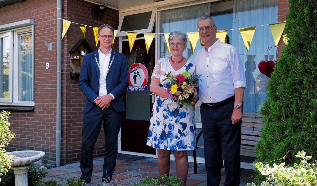 Het ‘Gouden’ echtpaar uit Achterberg kreeg wethouder Gert van Laar op bezoek die het paar namens de gemeente Rhenen kwam feliciteren. 