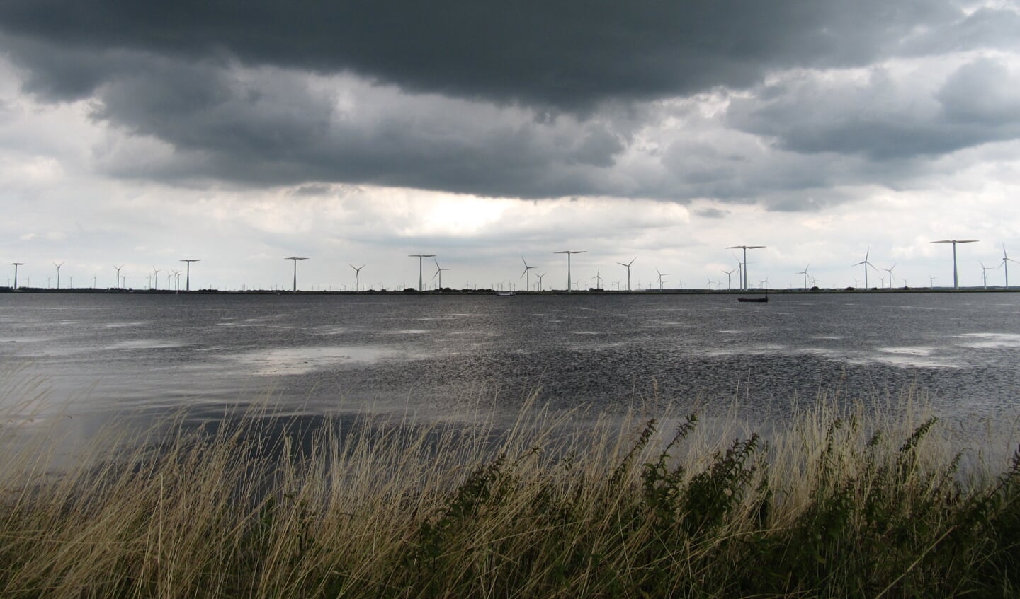 Inktzwarte wolk bij het Eemmeer, bij de Palendijk, nabij Spakenburg.