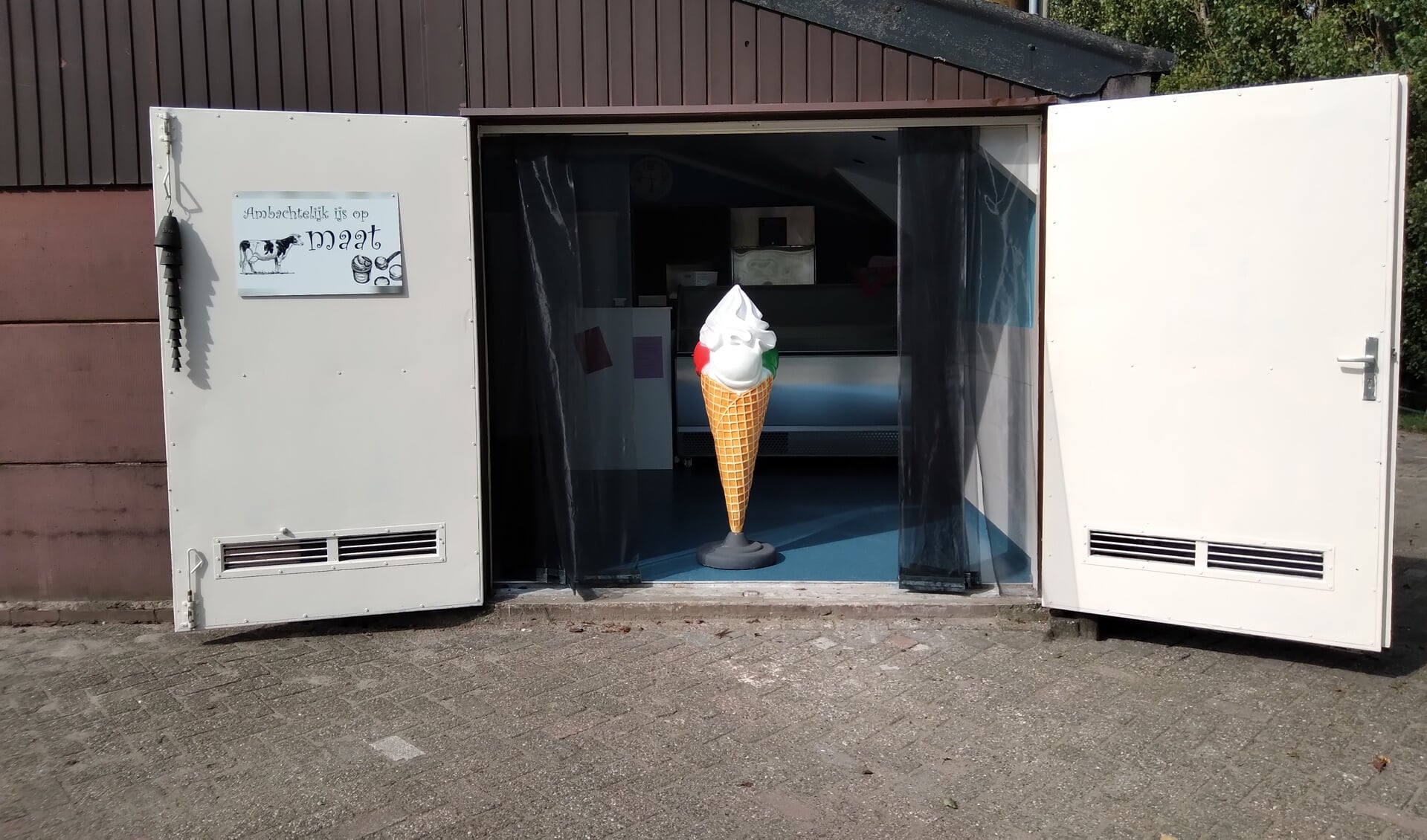 De melk waar het ijs van gemaakt wordt, komt van de koeien uit de achterliggende boerderij.