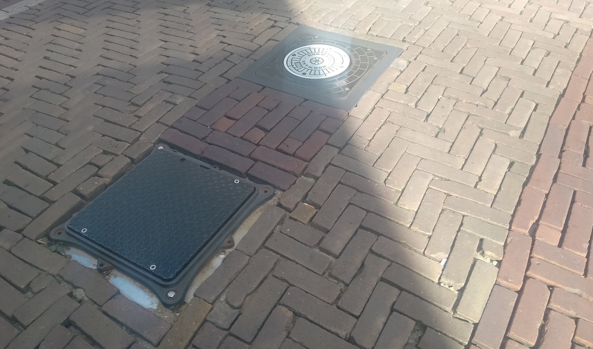 Een van de twee palen is afgedekt met een plaat en moet worden vervangen