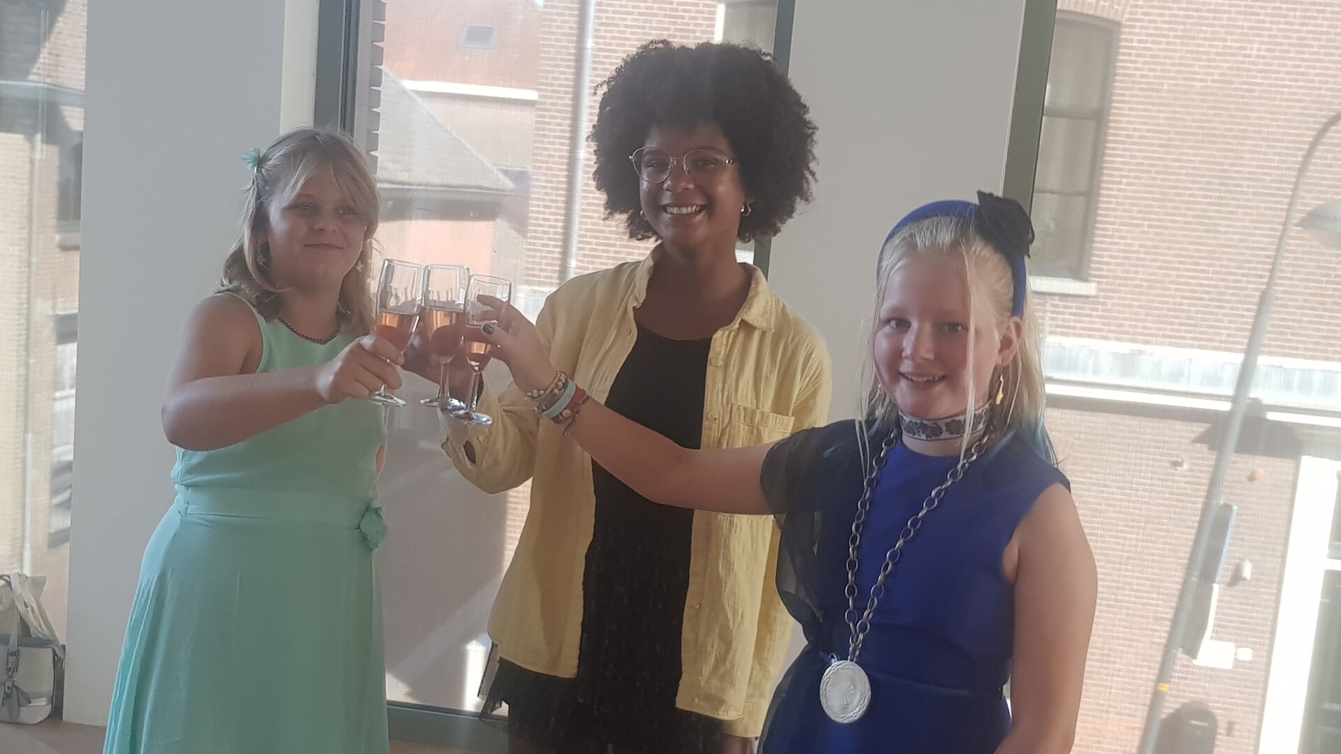 Van links naar rechts; Zoëy Erkelens (kinderlocoburgemeester), Kathy Meijer (was kinderburgemeester) en Janne de Kanter (kinderburgemeester)