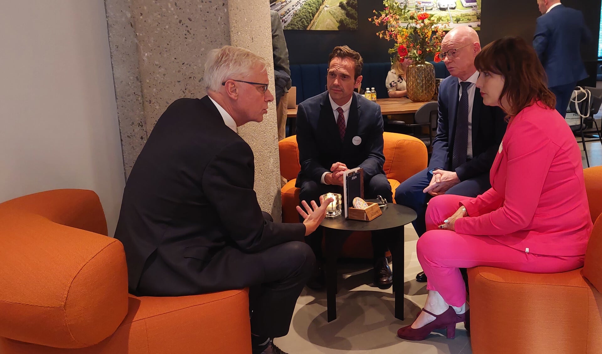 Staatssecretaris Van Rij in gesprek met DB M50, waaronder Sjoerd Potters. 