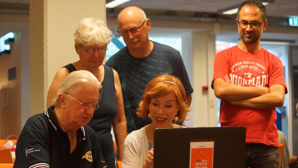 De vrijwilligers van het Digitaal Hulpplein met Marijke Helwegen.