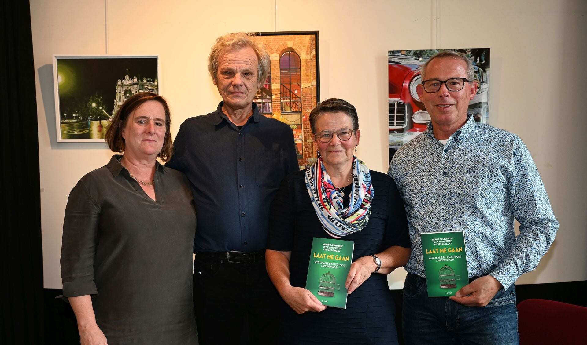 Rob en Ellen Beukema (rechts) en de schrijvers, psychiater Menno Oosterhoff en co-auteur Kit Vanmechelen.