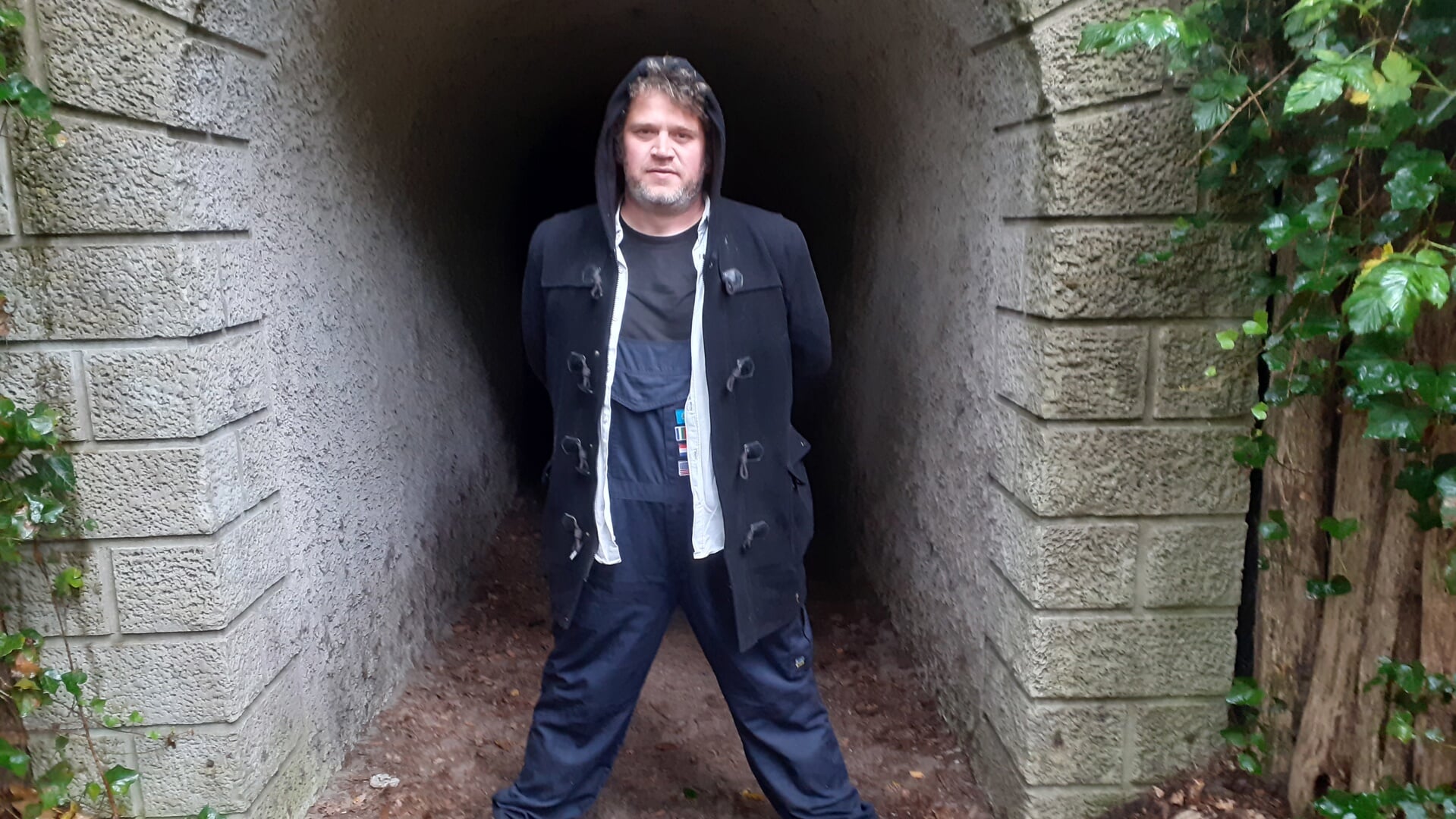 Max Cremer, haast symbolisch, bij een van de tunnels op landgoed Heidestein
