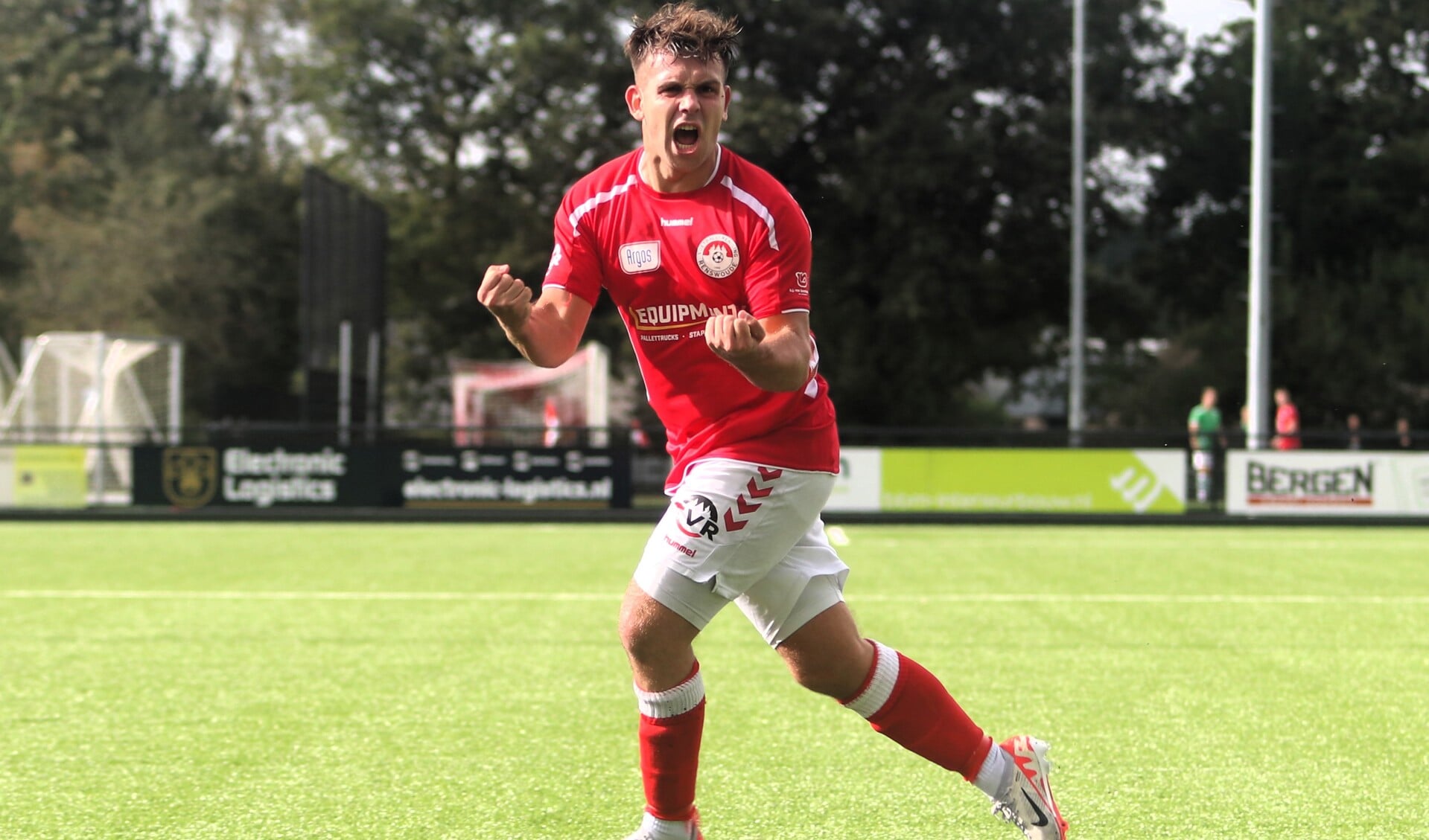 Arjan Verheij is blij na de openingstreffer van Renswoude.