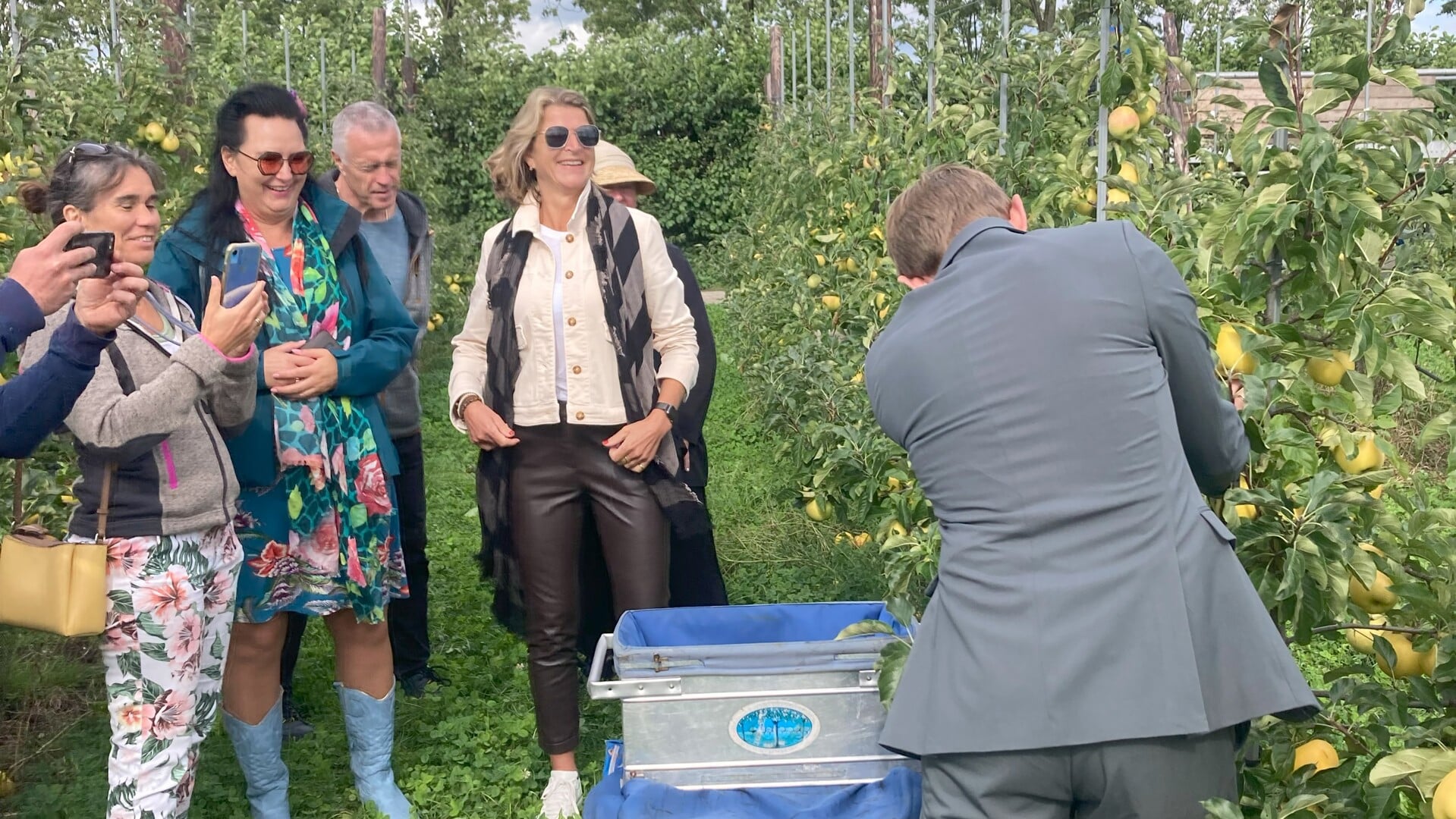 Wethouder Van den Berg plukt de eerste appels