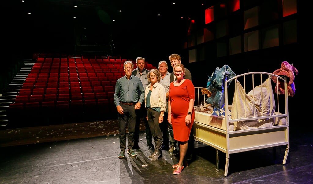 Op het toneel van ICOONtheater. Van links naar rechts: Niels Veenhuijzen, Harold Warmelink, Friederike Weisner, Anton Groot, Tyas Bijholt en Tessa Harkema