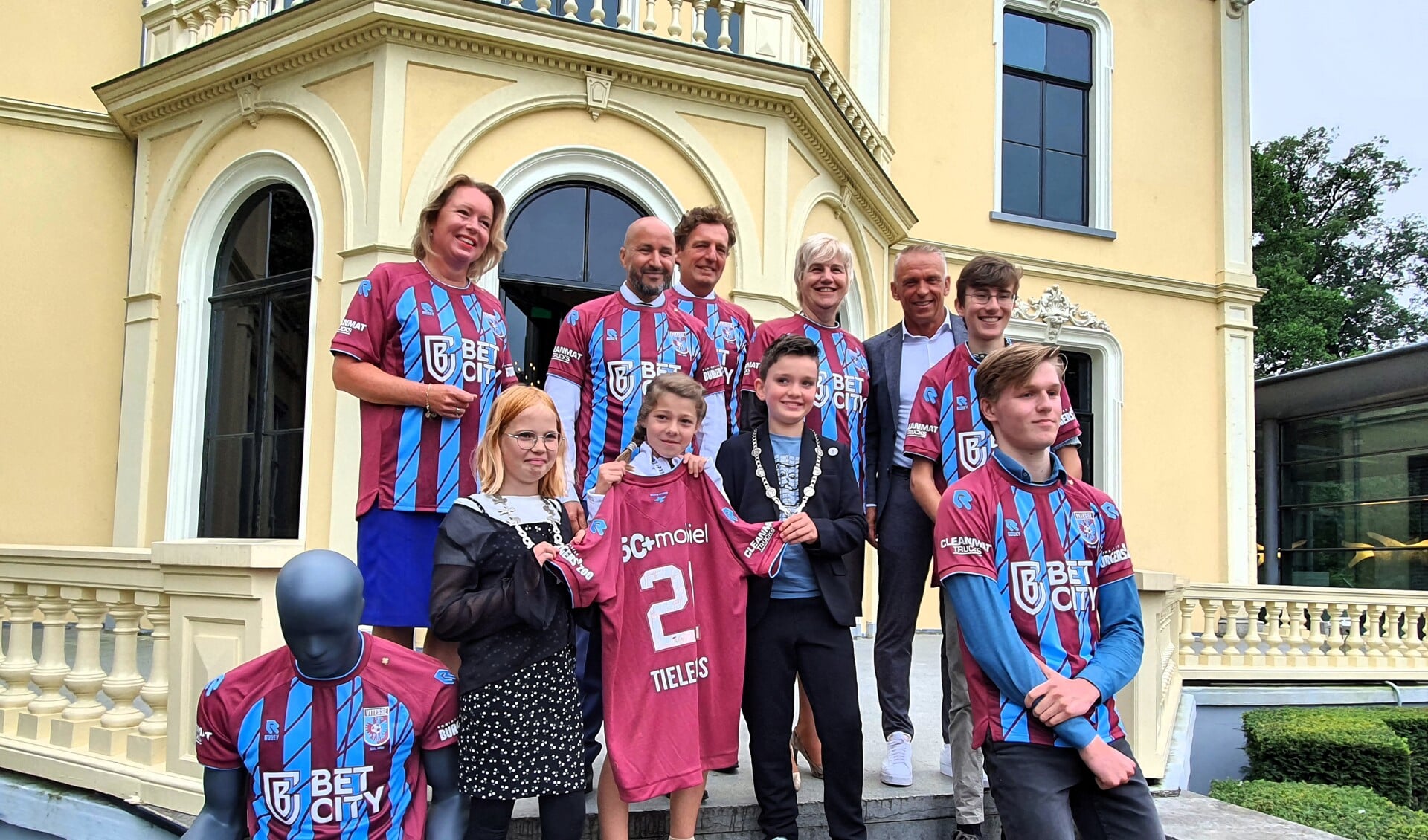 Burgemeesters, kinderburgemeesters en V-teamleden dragen het Vitesse-Airborneshirt, dat werd overhandigd door Edward Sturing.