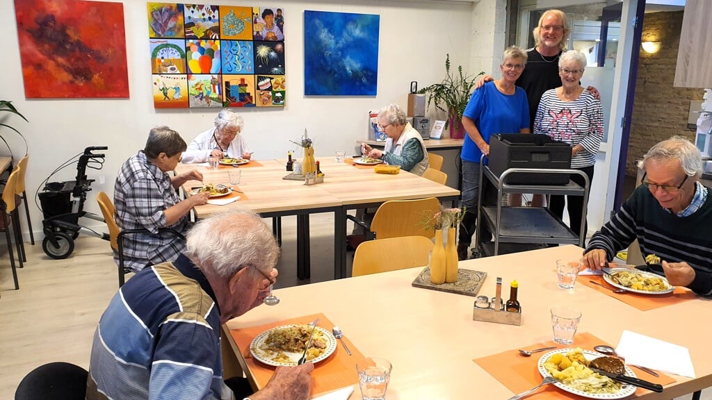 In de Broek-Akker wordt dagelijks genoten van een heerlijke maaltijd. Op de achtergrond beheerder Peter Huising en de vrijwilligers Rie Busser (links) en Margriet Veenendaal.