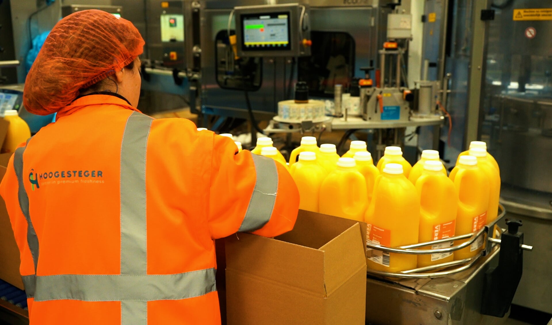 Elke week komt er 500.000 liter sap van de band bij sapproducent Hoogesteger