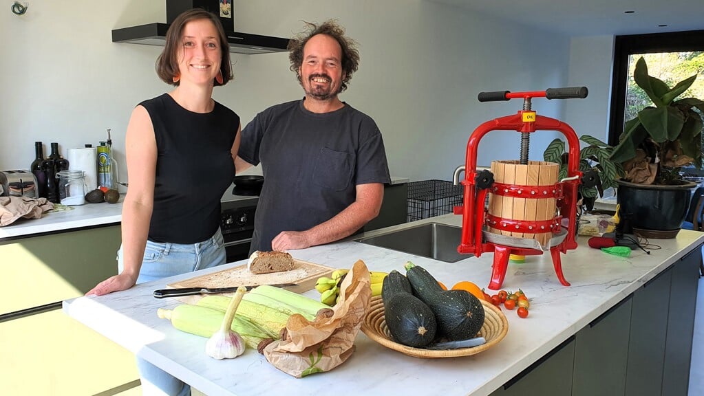 Karin van Boxtel en Leo Mintjes gaven een kijkje in hun keuken en maakten het recept van de maand: rode bieten risotto.