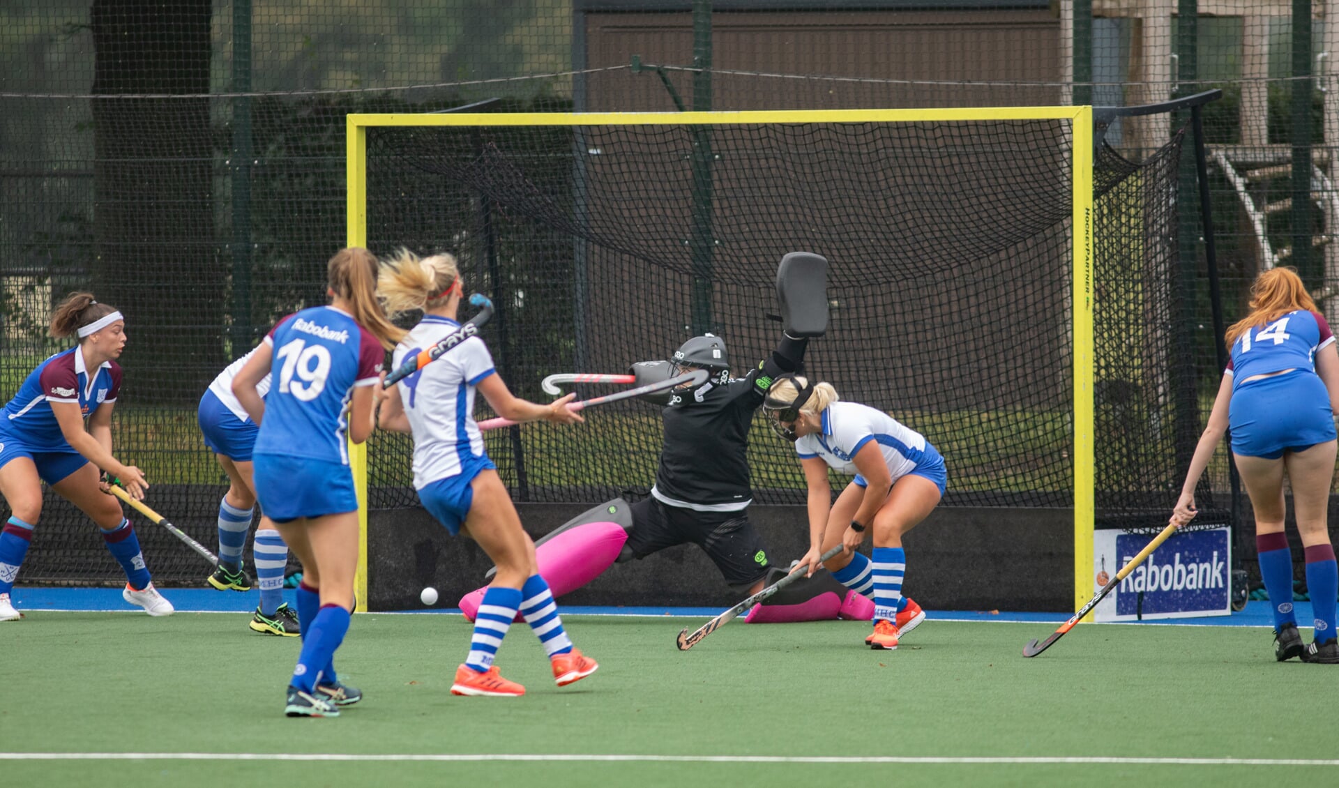 Hockey dames 1 van de BMHV speelde op sportpark ter Eem in Baarn tegen Purmerend. Nummer 19, Marit van Lieshout, maakt de 1 - 1.
